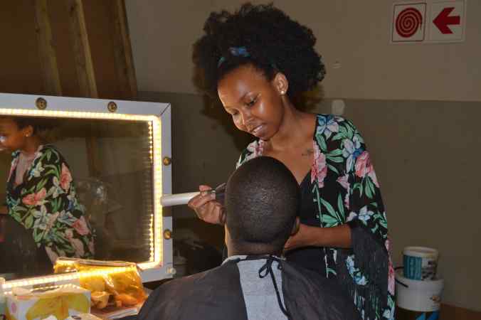 trainee-pinky-sozombile-in-the-make-up-department-on-the-set-of-uzalodsc_6264